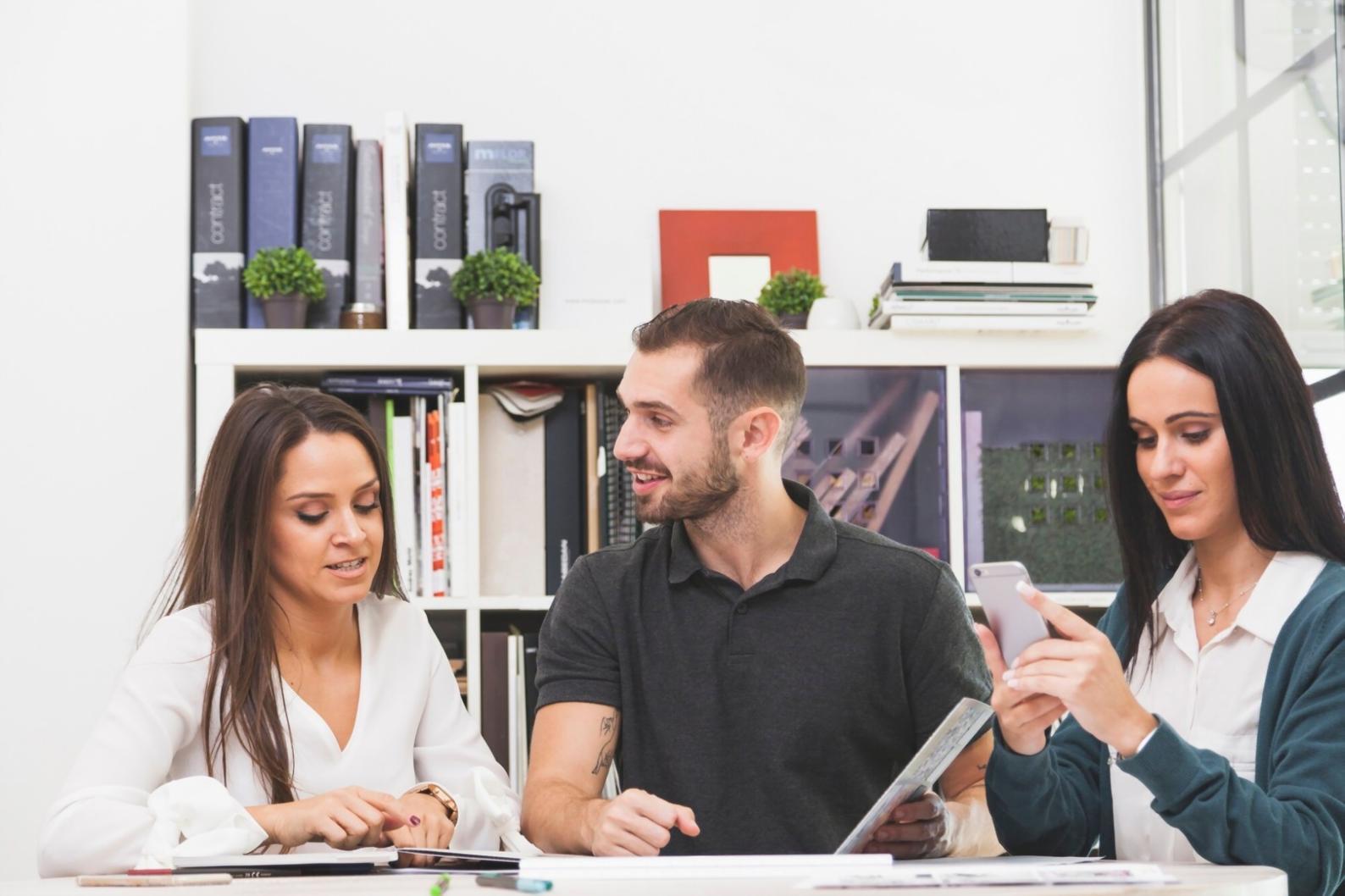 Specialist în analiză financiară lucrând cu date complexe